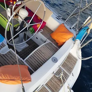 T'chévéré Vivre Avec Les Tortues Autour. Bateau-hôtel